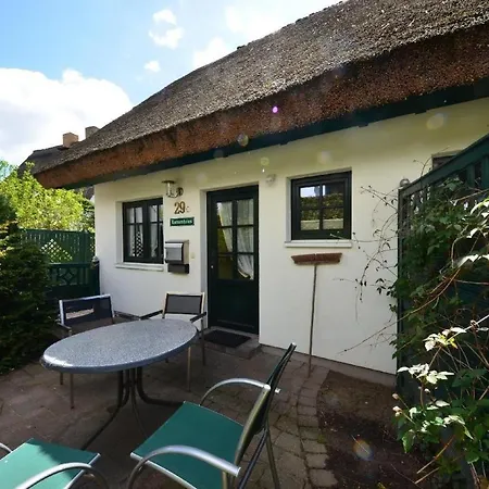 Lotsenhaus-in-gross-zicker-halbinsel-moenchgut *