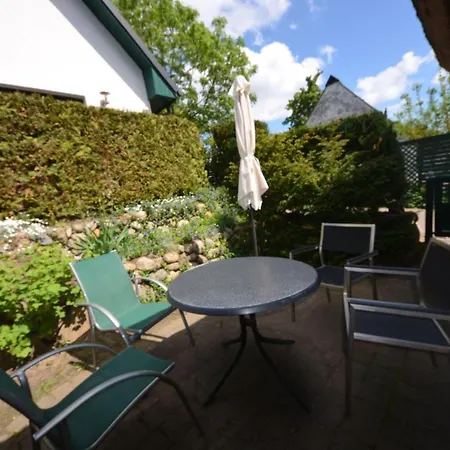 Lotsenhaus-in-gross-zicker-halbinsel-moenchgut Holiday home *