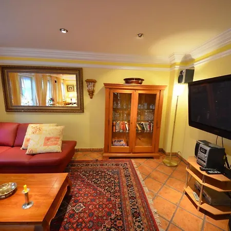 Holiday home Lotsenhaus-in-gross-zicker-halbinsel-moenchgut