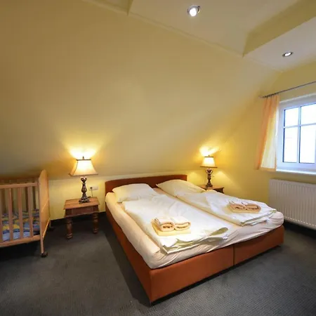 Lotsenhaus-in-gross-zicker-halbinsel-moenchgut * Groß Zicker