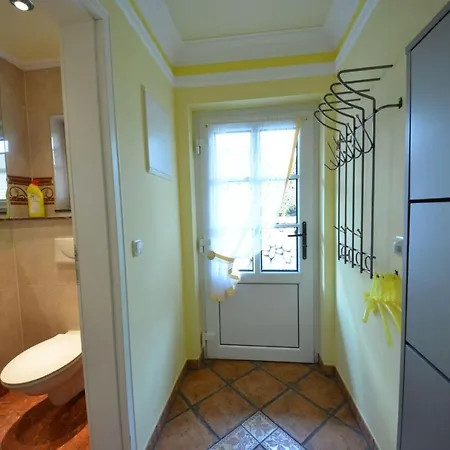 Holiday home Lotsenhaus-in-gross-zicker-halbinsel-moenchgut *
