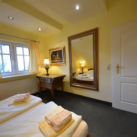 Holiday home Lotsenhaus-in-gross-zicker-halbinsel-moenchgut